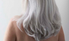 Comment entretenir ses cheveux blancs/gris au naturel
